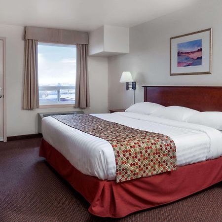 Hotel Super 8 By Wyndham Caraquet Exterior foto