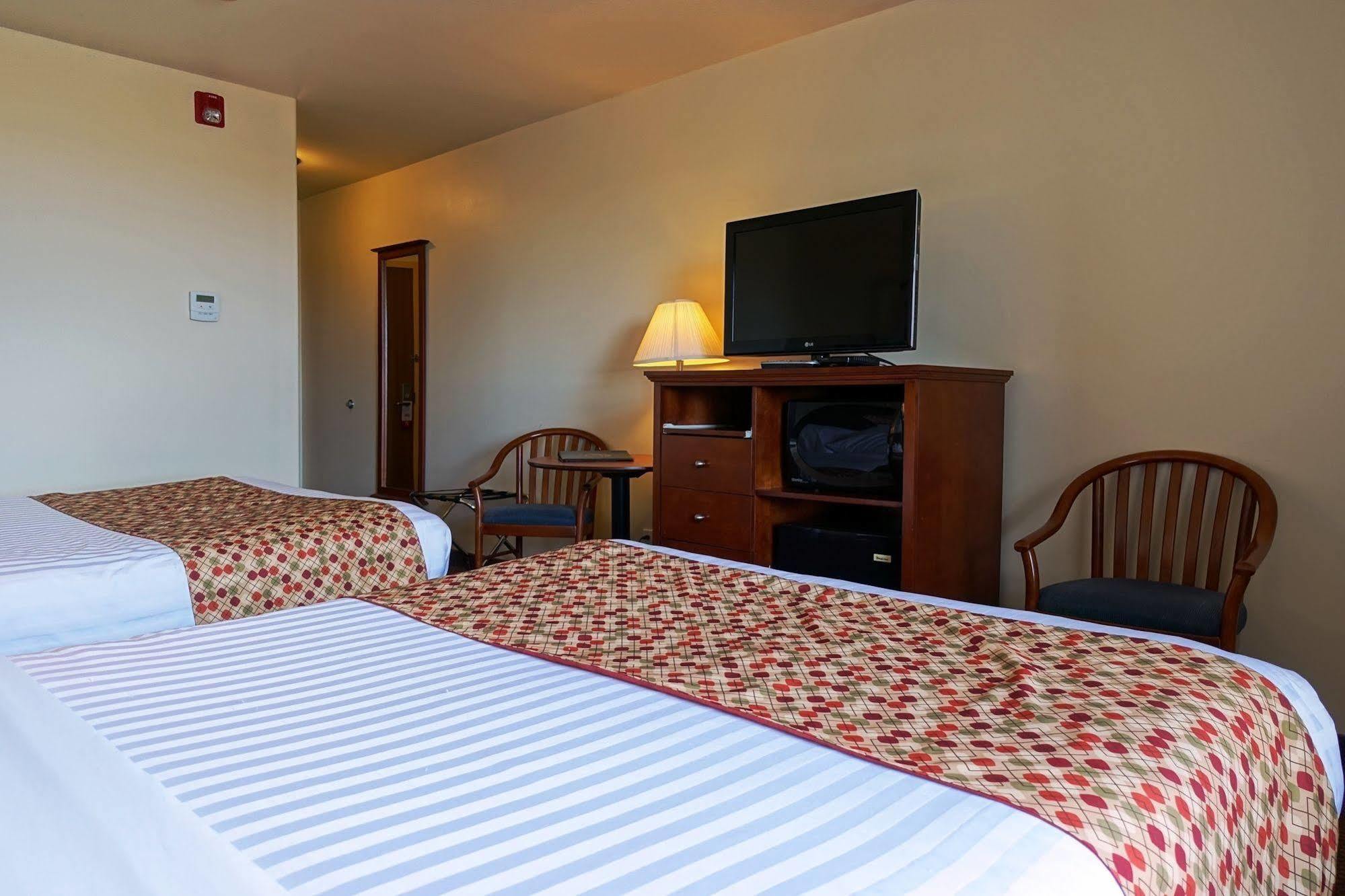 Hotel Super 8 By Wyndham Caraquet Exterior foto